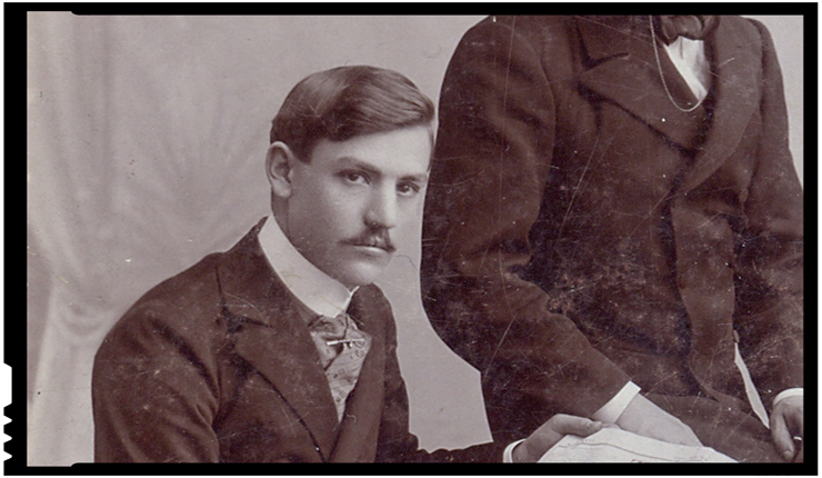 Gheorghe Novacovici, Ioan Scurtu și Coriolan Steer, cei trei studenți români de la Cluj care la 31 Decembrie 1899 depuneau la mormântul lui Avram Iancu de la Țebea o coroană cu tricolor și inscripția "Tinerimea română, lui Avram Iancu. Dormi în pace, noi veghem", intonând "Deșteaptă-te române!"