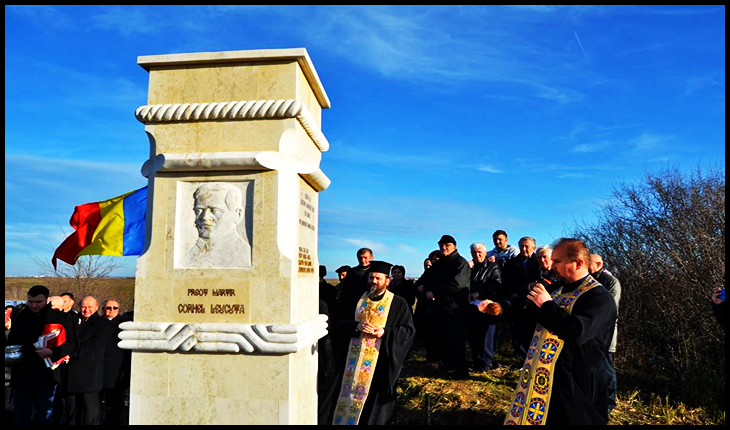 Monument ridicat în memoria preoților martiri Cornel Leucuța și Cornel Popescu din Șimand, pe locul unde au fost uciși de Garda Roșie Maghiară în Săptămâna Patimilor