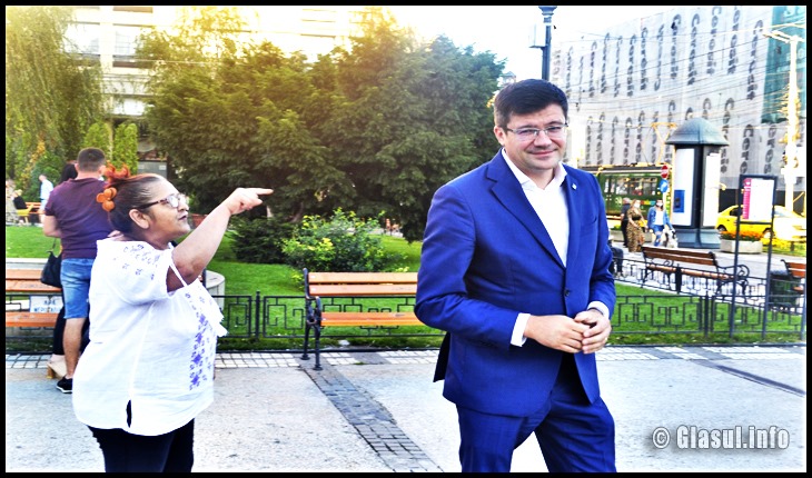 Costel Alexe, fugărit de o bătrână din Piața Unirii din Iași: “Mincinosule, cum poți spune că nu se taie ilegal lemn din România?” Foto: © Fandel Mihai