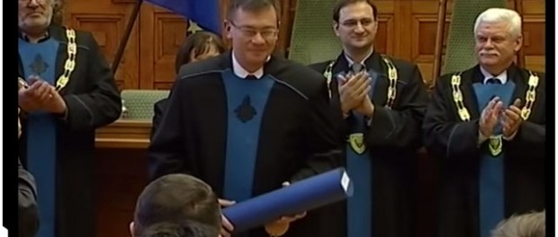 Trădarea lui Mihai Răzvan Ungureanu răsplătită de catre unguri cu titlul de Doctor Honoris Causa de Universitatea din Pecs, sursa imagine: youtube.com
