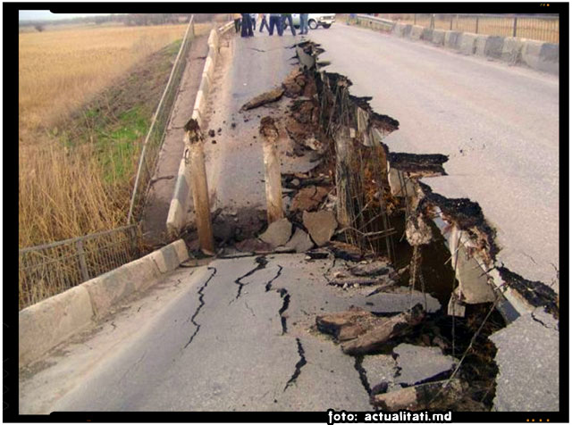 FOTO: Podul ce lega Ucraina de Republica Moldova a fost distrus
