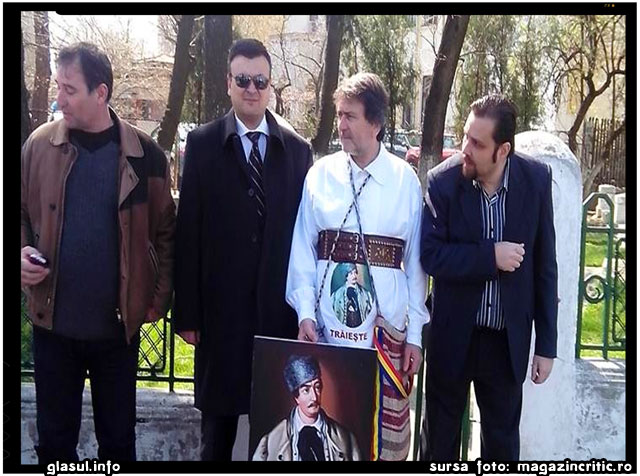 NE MERITAM SOARTA, FRATI ROMANI!!! Protest la Cotroceni fata de refuzul presedintelui de a promulga Legea “Avram Iancu”, sursa foto: magazincritic.ro