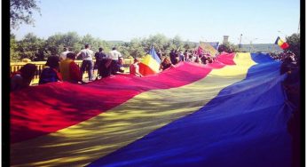 Romania si Republica Moldova au fost unite simbolic prin desfasurarea unui tricolor de 300 de metri peste Prut