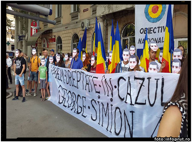Premierii Ponta si Strelet, intampinati la Chisinau de catre tineri ce purtau masca lui George Simion
