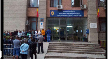 Romanii din Basarabia formeaza cozi uriase cu noaptea in cap pentru obtinerea cetateniei romane