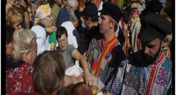 Sute de rusi din Sankt-Petersburg s-au imbulzit pentru a pune mana pe mere moldovenesti