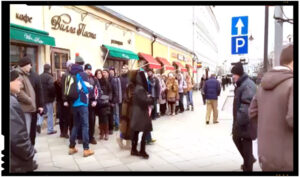 Patriotism pe bani in Rusia. Moscovitii primesc 300 de ruble (4 dolari) pentru a celebra 2 ani de la anexarea Crimeii, foto: captura youtube
