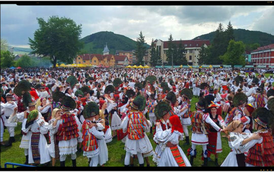 Peste 5000 de persoane au participat la Ziua Costumului Popular si Maialul Elevilor Nasaudeni, FOTO: Bistriteanul.ro