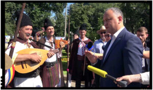 Socialistii lui Dodon au fost intampinati cu cantecul „Noi suntem români” atunci cand au incercat sa depuna flori la statuia lui Stefan cel Mare, Foto: captura video privesc.eu