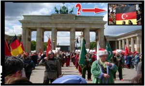 Moartea lenta a civilizatiei occidentale. Foto: Procesiunea ienicerilor prin poarta Brandenburger, de Ziua Turcilor