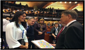 Deputatii Republicii Moldova i-au daruit lui Iohannis o harta a Romaniei Mari, Foto: facebook.com/alina.lainess