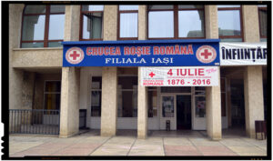 Protest in fata filialei Crucii Rosii din IASI: zeci de tineri voluntari au protestat in fata sediului
