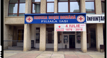 Protest in fata filialei Crucii Rosii din IASI: zeci de tineri voluntari au protestat in fata sediului