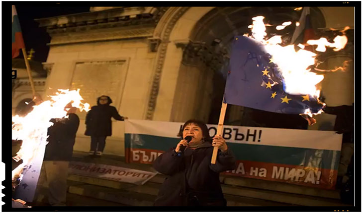 In timp ce in pietele marilor orase din Romania flutura steaguri straine, in Bulgaria multimile ard steagul UE!