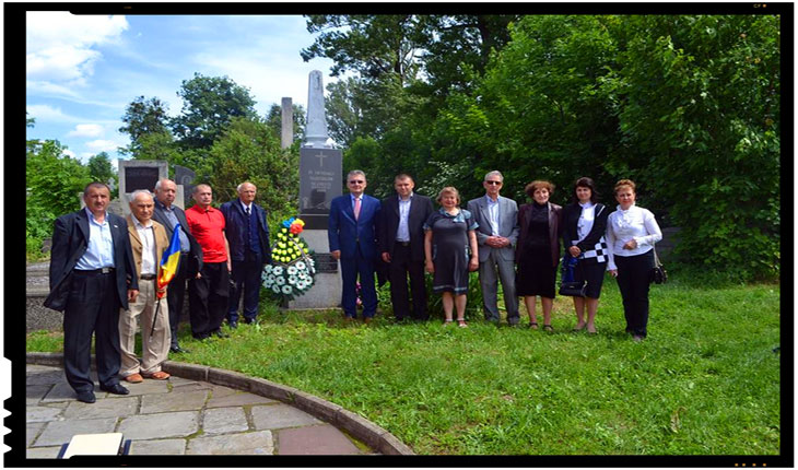 Ziua Eroilor români marcată și la Cernăuți la "Crucea Eroilor" din cimitirul vechi, Foto> ZorileBucovinei.com