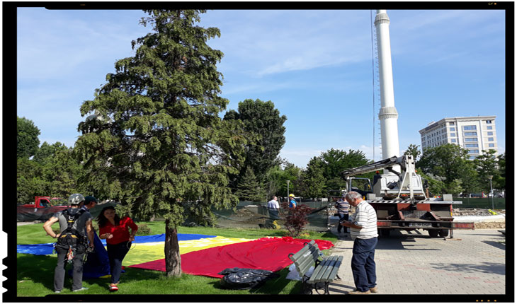 La Iași catargul înalt de 41 de metri este gata! Se fac ultimele pregătiri pentru arborarea unui imens tricolor românesc