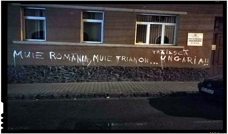 Provocare antiromânească în județul Mureș! Inscripții șovine pe zidul unei clădiri, Foto: facebook.com/IoanCristianChirtes/