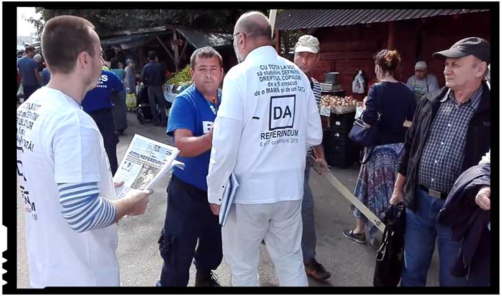 Revoltător! Voluntarii care promovau referendumul pentru căsătorie au fost agresați într-o piață din București, Foto: facebook.com/jurnaldereferendum