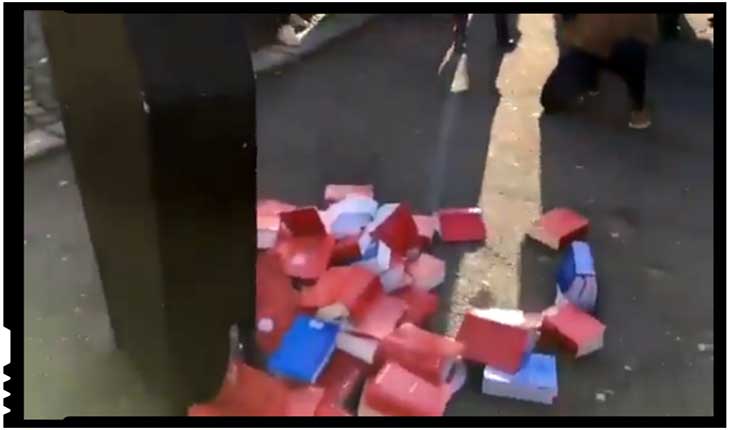 În semn de protest față de corupția UE, avocații dintr-un oraș francez și-au aruncat cărțile de drept!, Foto: facebook