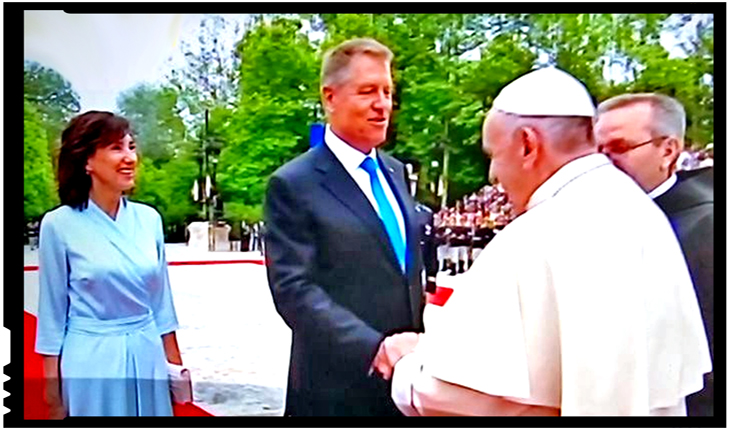Aurelian Pavelescu: Papa Francisc și politrucul Iohannis. ”Lipirea” de imaginea Papei a fost regizată în detaliu, Foto: captură TV Antena 1