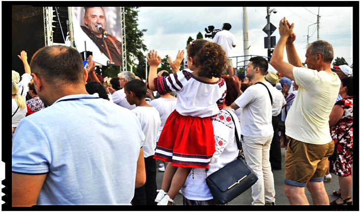 Festivalul Iei la Iași: Români dansând în ploaie, până la epuizare