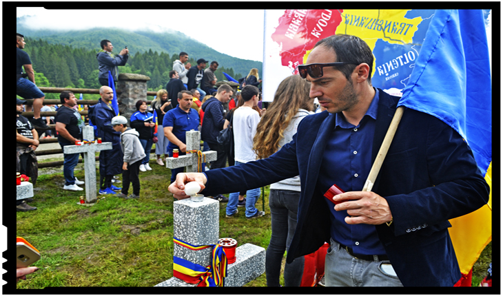 La pungile de gunoi de pe crucile românești, românii au răspuns aprinzând lumânări și curățind iarba la cele maghiare