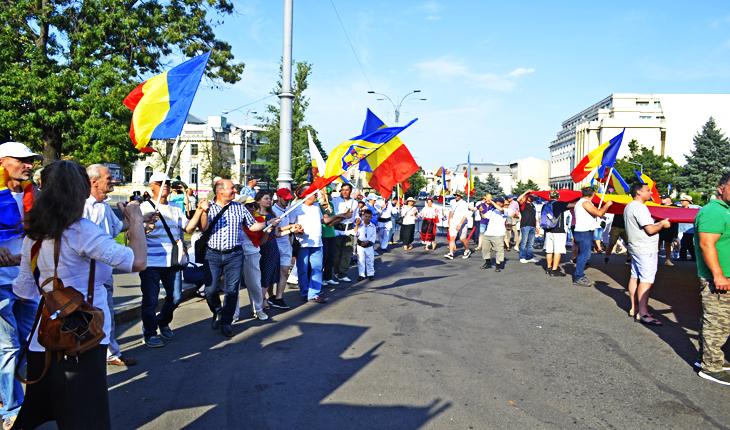 Români din toată Țara s-au prins în horă în fața Guvernului împotriva Codului Administrativ
