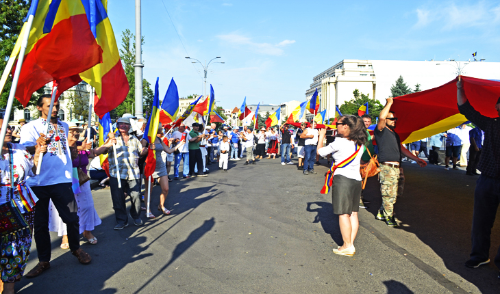 Români din toată Țara s-au prins în horă în fața Guvernului împotriva Codului Administrativ