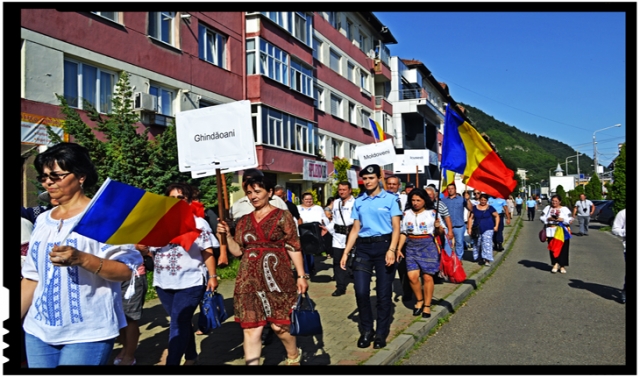  Poeta Mihaela Aionesei din Târgu Secuiesc la protestul pentru Cheile Bicazului de la Piatra Neamț, Foto: Glasul.info