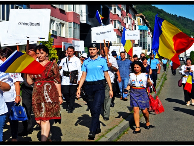 Poeta Mihaela Aionesei din Târgu Secuiesc la protestul pentru Cheile Bicazului de la Piatra Neamț, Foto: Glasul.info