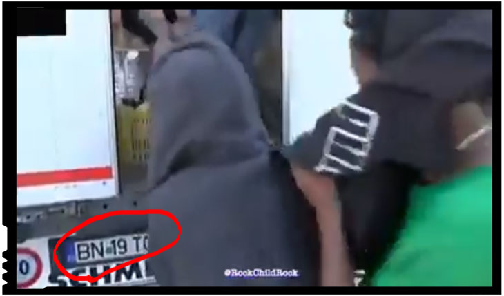VIDEO copleșitor: Tir românesc luat cu asalt de către migranți