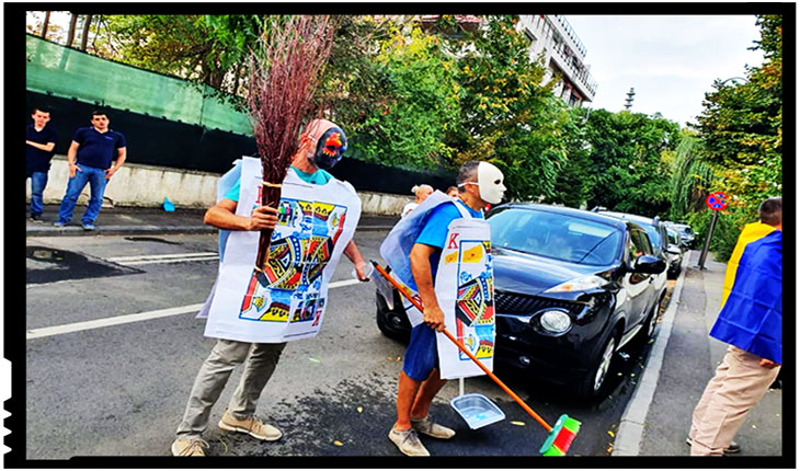 Protest cu mături și fărașe la Ministerul pentru Românii de Pretutindeni , Foto: facebook / Iulia Modiga