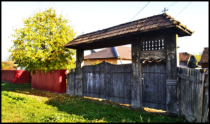 Poartă tradițională românească din orașul Dărmănești, județul Bacău