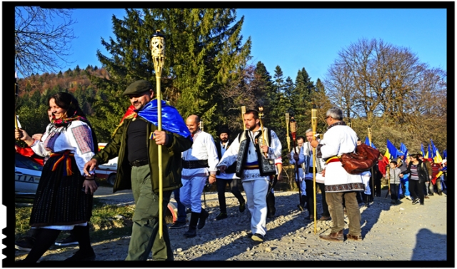 150 de torțe și-au făcut drum spre Cimitirul de la Valea Uzului, aducând lumină bradei înguste de cruci românești