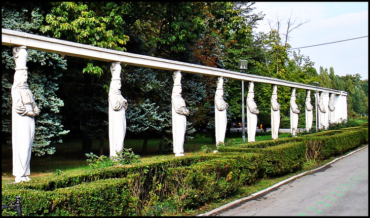  Aleea Cariatidelor reconstituită de către sculptorul Ionel Stoicescu 