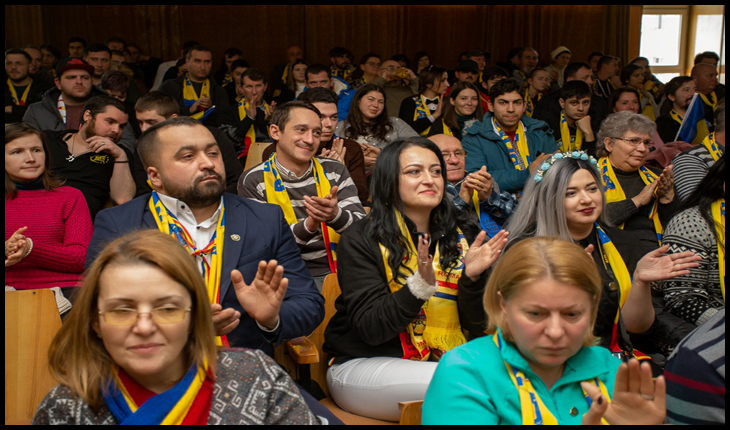 Pe 1 decembrie a fost lansată Alianța pentru Unirea Românilor (AUR). Primele 200 de adeziuni la noua entitate politică au fost semnate la Alba Iulia, în contextul Zilei Naționale a României