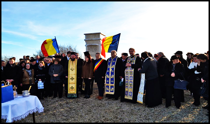 Monument ridicat în memoria preoților martiri Cornel Leucuța și Cornel Popescu din Șimand, pe locul unde au fost uciși de Garda Roșie Maghiară în Săptămâna Patimilor, Foto: Facebook / Iustin Popovici 