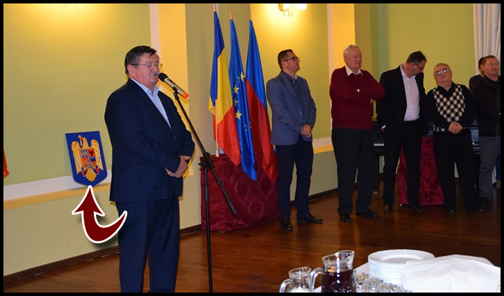 Leznațiune: stema României, așezată în spatele fundului primarului UDMR din Carei!, Foto: Buletin de Carei
