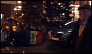 (VIDEO) Tudor Gheorghe întâmpinat la Sibiu de români care i-au cântat: "Acolo este țara mea, și neamul meu cel românesc!", Foto: captură foto youtube
