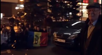 (VIDEO) Tudor Gheorghe întâmpinat la Sibiu de români care i-au cântat: “Acolo este țara mea, și neamul meu cel românesc!”