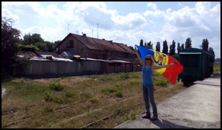 O placă memorială ce atesta trecerea lui Mihai Eminescu prin Basarabia, îndepărtată de pe gara din orașul Vatra, Foto: Larisa Popovici