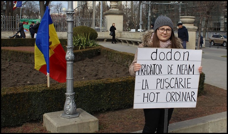 Protestele împotriva lui Dodon ating apogeul: "Dodon, greșeală a naturii, gunoi al universului, trădător de neam", Foto: facebook.com/liberalparty.md