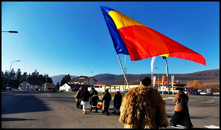 Foto: Tricolorul la Odorheiu Secuiesc pe când se cânta Imnul complet, Foto: Facebook / Mihai Tîrnoveanu