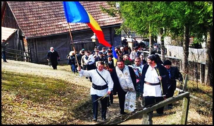 Cinci ani de la Procesiunea Floriilor de pe Dealul Doboiului din Harghita, un Deal cu o suferință mare cât un munte, Foto: Facebook / Mihai Tîrnoveanu