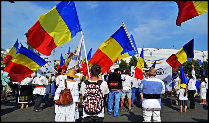 Proiect de lege - închisoare de la 6 luni la 3 ani pentru defăimarea imnului naţional şi a drapelului naţional