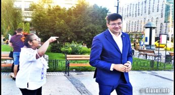 Costel Alexe, fugărit de o bătrână din Piața Unirii din Iași: “Mincinosule, cum poți spune că nu se taie ilegal lemn din România?”