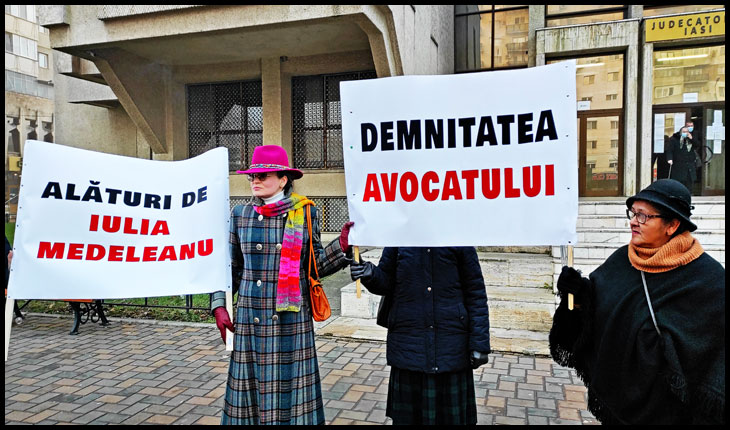 Miting de susținere pentru avocata Iulia Medeleanu în fața Judecătoriei Iași, © Glasul.info