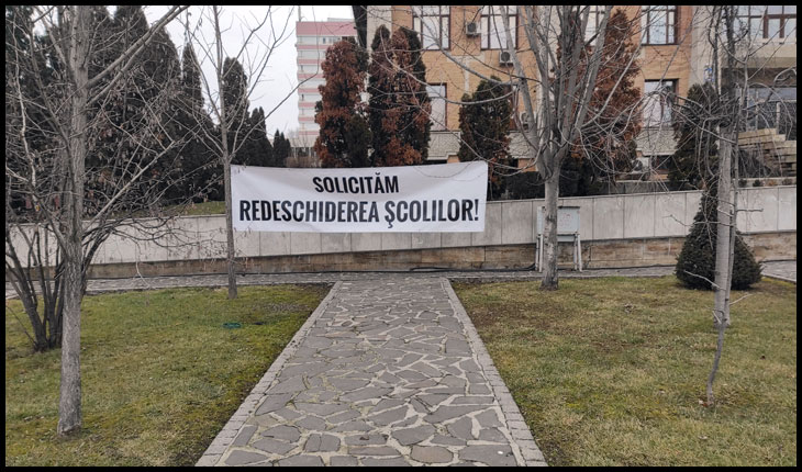 Protest în fața prefecturii din Iași pentru redeschiderea școlilor