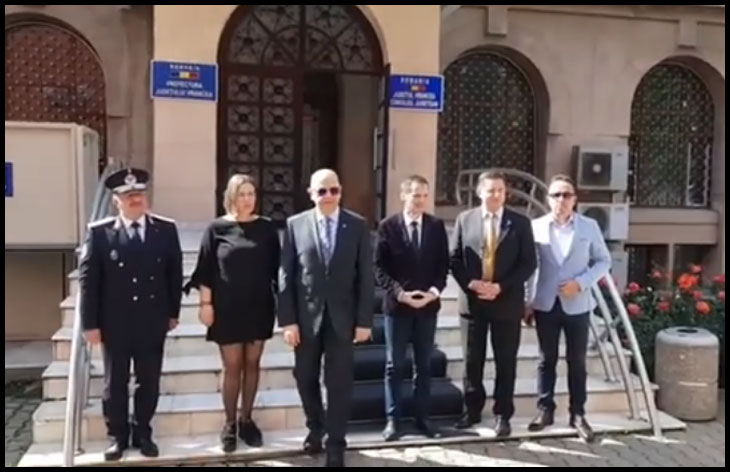 (VIDEO) Morcov cu tot cu frunze pentru Arahat în Vrancea! Huiduieli pentru Arahat și Bode în fața CJ Vrancea, Foto: Youtube / Jurnal de Vrancea
