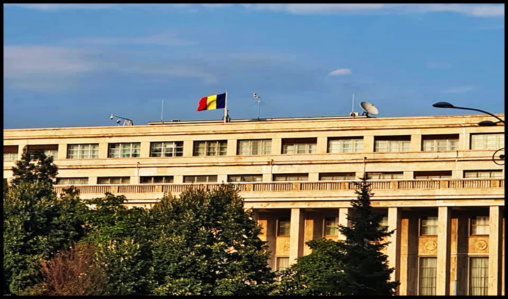Steagul României reapare pe clădirea Guvernului după câteva zile de surghiun, Foto: facebook / Catalin Berenghi